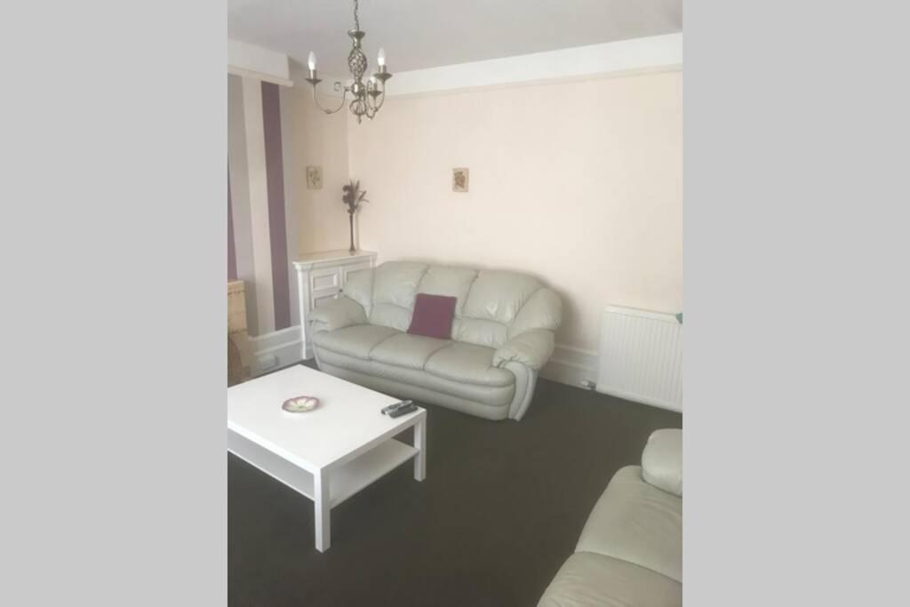 Preston Villa, Spacious Ground Floor Apartment *